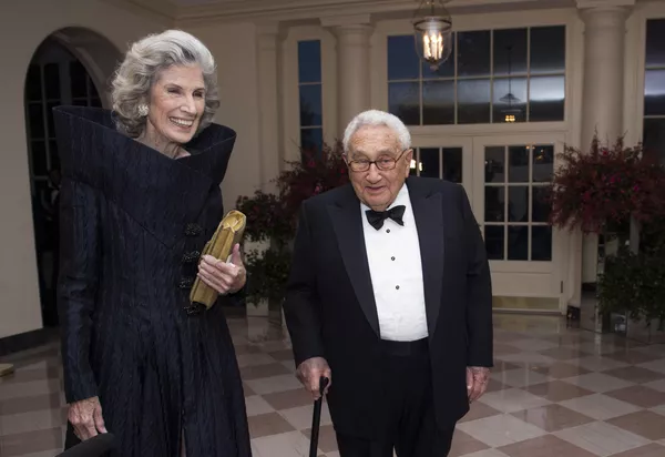 El 29 de noviembre, el ex Consejero de Seguridad Nacional y exsecretario de Estado estadounidense Henry Alfred Kissinger falleció a la edad de 100 años. Reconocido patriarca de las relaciones internacionales, fue él quien marcó el vector de la política exterior estadounidense durante la Guerra Fría y determinó el rumbo de la política exterior de EEUU durante las décadas siguientes. En la foto: Henry Kissinger con su esposa Nancy antes de una cena de Estado en honor del presidente chino Xi Jinping en la Casa Blanca, Washington, 2015. El 29 de noviembre, el ex Consejero de Seguridad Nacional y exsecretario de Estado estadounidense Henry Alfred Kissinger falleció a la edad de 100 años. Reconocido patriarca de las relaciones internacionales, fue él quien marcó el vector de la política exterior estadounidense durante la Guerra Fría y determinó el rumbo de la política exterior de EEUU durante las décadas siguientes. En la foto: Henry Kissinger con su esposa Nancy antes de una cena de Estado en honor del presidente chino Xi Jinping en la Casa Blanca, Washington, 2015. - Sputnik Mundo