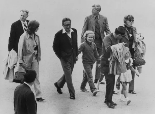 La carrera política de Kissinger comenzó en la década de 1960. Fue asesor de Seguridad Nacional del presidente de Estados Unidos entre 1969 y 1975, y secretario de Estado estadounidense entre 1973 y 1977. En la foto: Henry Kissinger con su hijo David en Suiza, 1971. La carrera política de Kissinger comenzó en la década de 1960. Fue asesor de Seguridad Nacional del presidente de Estados Unidos entre 1969 y 1975, y secretario de Estado estadounidense entre 1973 y 1977. En la foto: Henry Kissinger con su hijo David en Suiza, 1971. - Sputnik Mundo