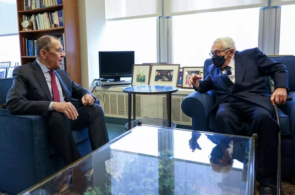 En mayo de 2022, en Davos, Kissinger se pronunció a favor de las negociaciones con Rusia sobre Ucrania e instó a no destruir las relaciones con Moscú y a no empujarla a reforzar su alianza con China.En la foto: Henry Kissinger con el ministro de Exteriores ruso, Serguéi Lavrov, durante la 76.ª sesión de la Asamblea General de la ONU, Nueva York, 2021. En mayo de 2022, en Davos, Kissinger se pronunció a favor de las negociaciones con Rusia sobre Ucrania e instó a no destruir las relaciones con Moscú y a no empujarla a reforzar su alianza con China.En la foto: Henry Kissinger con el ministro de Exteriores ruso, Serguéi Lavrov, durante la 76.ª sesión de la Asamblea General de la ONU, Nueva York, 2021. - Sputnik Mundo