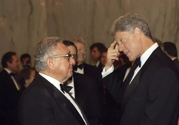 Durante su larga vida, el político publicó más de 20 libros en los que hacía previsiones del futuro. Muchas de sus predicciones también fueron expresadas en sus discursos, participando en importantes foros internacionales hasta los últimos meses de su vida. Entre las predicciones más famosas de Kissinger se encuentra su afirmación a finales de 2012 de que "en 10 años Israel no estará en el mapa del mundo". El político también escribió y habló extensamente sobre la posibilidad de la Tercera Guerra Mundial, que, en su opinión, comenzaría con un enfrentamiento entre EEUU y China. En la foto: el exsecretario de Estado estadounidense y el presidente del país, Bill Clinton, en la ceremonia de inauguración del nuevo edificio de la Embajada rusa en Washington, 1994. Durante su larga vida, el político publicó más de 20 libros en los que hacía previsiones del futuro. Muchas de sus predicciones también fueron expresadas en sus discursos, participando en importantes foros internacionales hasta los últimos meses de su vida. Entre las predicciones más famosas de Kissinger se encuentra su afirmación a finales de 2012 de que "en 10 años Israel no estará en el mapa del mundo". El político también escribió y habló extensamente sobre la posibilidad de la Tercera Guerra Mundial, que, en su opinión, comenzaría con un enfrentamiento entre EEUU y China. En la foto: el exsecretario de Estado estadounidense y el presidente del país, Bill Clinton, en la ceremonia de inauguración del nuevo edificio de la Embajada rusa en Washington, 1994. - Sputnik Mundo
