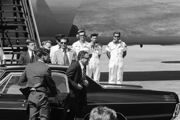 Kissinger contribuyó significativamente a la conclusión del Acuerdo Cuatripartito sobre Berlín (1971) y a los Acuerdos de París para poner fin a la guerra de Vietnam (1973), por los que fue galardonado con el Premio Nobel de la Paz. El nombre de Kissinger se asocia al concepto de "diplomacia lanzadera", que utilizó en la resolución de la guerra árabe-israelí de 1973. El político celebró entonces 28 reuniones con representantes de las partes en conflicto antes de que llegaran a un acuerdo de paz. En la foto: Henry Kissinger, consejero de Seguridad Nacional del presidente Richard Nixon, abandona Saigón tras una reunión con el presidente de Vietnam del Sur, Nguyen Van Thieu, 1972. Kissinger contribuyó significativamente a la conclusión del Acuerdo Cuatripartito sobre Berlín (1971) y a los Acuerdos de París para poner fin a la guerra de Vietnam (1973), por los que fue galardonado con el Premio Nobel de la Paz. El nombre de Kissinger se asocia al concepto de "diplomacia lanzadera", que utilizó en la resolución de la guerra árabe-israelí de 1973. El político celebró entonces 28 reuniones con representantes de las partes en conflicto antes de que llegaran a un acuerdo de paz. En la foto: Henry Kissinger, consejero de Seguridad Nacional del presidente Richard Nixon, abandona Saigón tras una reunión con el presidente de Vietnam del Sur, Nguyen Van Thieu, 1972. - Sputnik Mundo