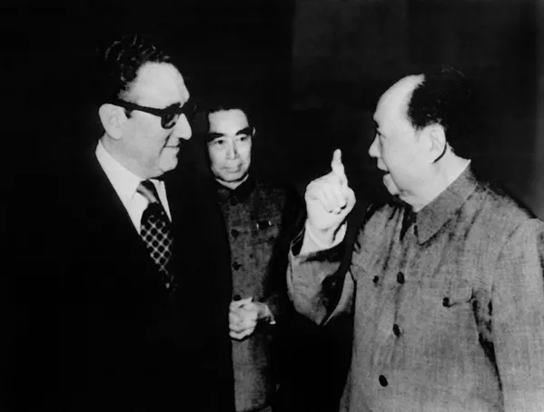 La revista Foreign Policy lo calificó de "coloso de la escena mundial", y el periódico New York Times escribió que era el secretario de Estado estadounidense más influyente desde la Segunda Guerra Mundial. Ejerció un poder sin precedentes durante la mayor parte de su vida, y no solo cuando fue asesor de seguridad nacional de las Administraciones Nixon y Ford y secretario de Estado de EEUU. En la foto: Henry Kissinger, con el mandatario chino, Mao Zedong, Pekín, 1973. La revista Foreign Policy lo calificó de "coloso de la escena mundial", y el periódico New York Times escribió que era el secretario de Estado estadounidense más influyente desde la Segunda Guerra Mundial. Ejerció un poder sin precedentes durante la mayor parte de su vida, y no solo cuando fue asesor de seguridad nacional de las Administraciones Nixon y Ford y secretario de Estado de EEUU. En la foto: Henry Kissinger, con el mandatario chino, Mao Zedong, Pekín, 1973. - Sputnik Mundo