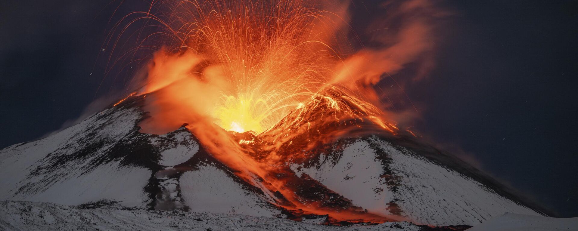 Lava brotando del monte Etna, en Italia - Sputnik Mundo, 1920, 01.10.2024