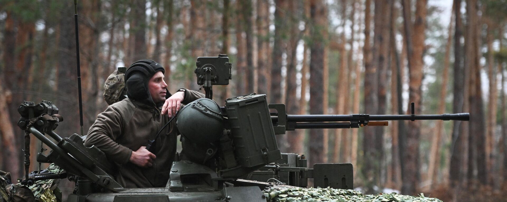 Militares rusos y un tanque T-80 - Sputnik Mundo, 1920, 05.12.2023