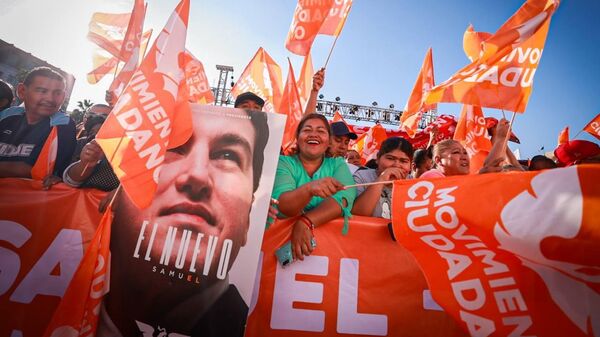 Afiche del aspirante presidencial Samuel García durante un evento de precampaña - Sputnik Mundo