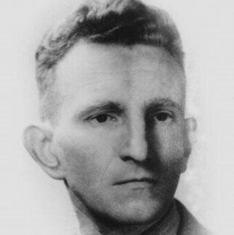 Román Shujévich fue uno de los líderes de la OUN y comandante en jefe del UPA. Fue entrenado en la escuela secreta de la Abwehr alemana y sirvió en las unidades armadas del Tercer Reich. En 1939, Shujévich dirigió el Batallón Nachtigall de la Wehrmacht, formado por ucranianos al servicio de la Alemania nazi. Su nombre está vinculado a las masacres de la población polaca y judía en Ucrania Occidental. En 2007, el presidente ucraniano, Víktor Yúshchenko, otorgó a Román Shujévich el título de Héroe de Ucrania. El decreto presidencial fue cancelado en 2011. - Sputnik Mundo