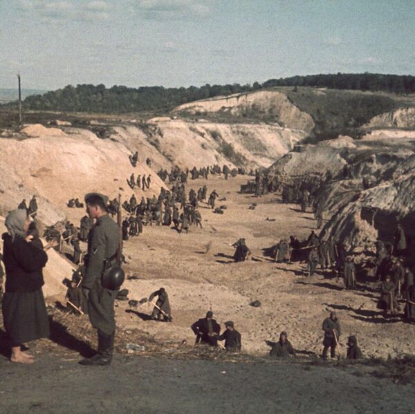 Prisioneros de guerra soviéticos cubriendo una fosa común durante la masacre de Babi Yar, 1 de octubre de 1941 - Sputnik Mundo