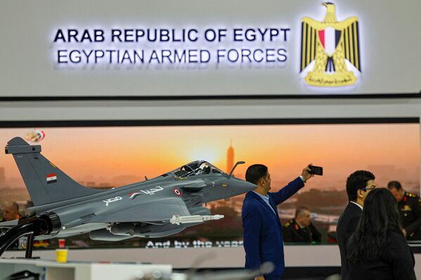 La feria está organizada por Arabian World Events con el apoyo del Ministerio de Defensa y el Ministerio de Producción Militar de Egipto y se celebra bajo el patrocinio del presidente egipcio Abdel Fattah Sisi cada dos años.En la foto: Una maqueta del caza francés Rafale en EDEX 2023. - Sputnik Mundo