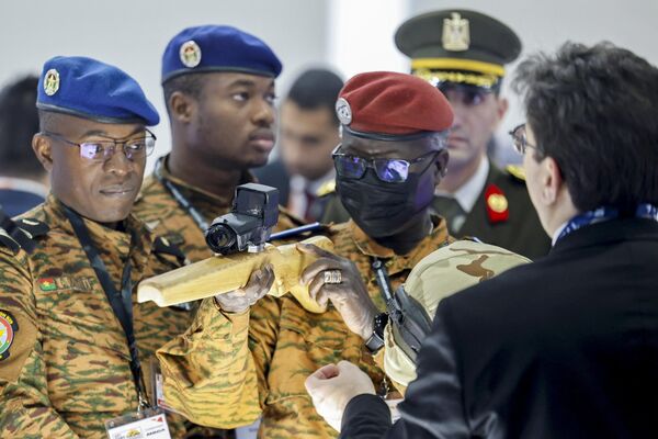 El ministro de Defensa de Burkina Faso, Kassoum Coulibaly, prueba un dispositivo de visión nocturna el día de la inauguración del salón EDEX 2023. - Sputnik Mundo