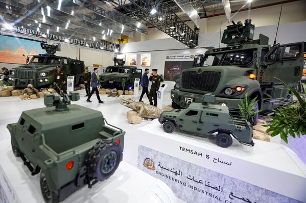 La exposición muestra las últimas tecnologías y soluciones en los ámbitos de la defensa y la seguridad, así como equipos utilizados en tierra, mar y aire.En la foto: Vehículos blindados en EDEX 2023. - Sputnik Mundo