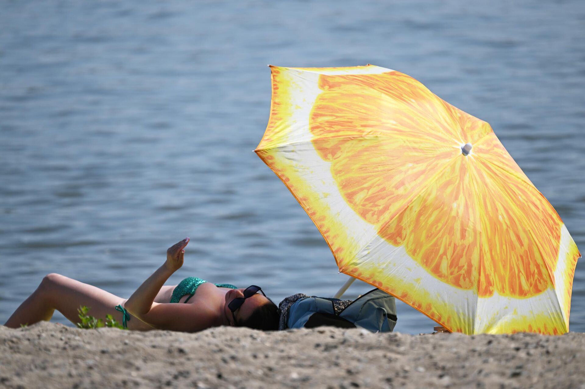 Mujer bajo el sol - Sputnik Mundo, 1920, 06.12.2023