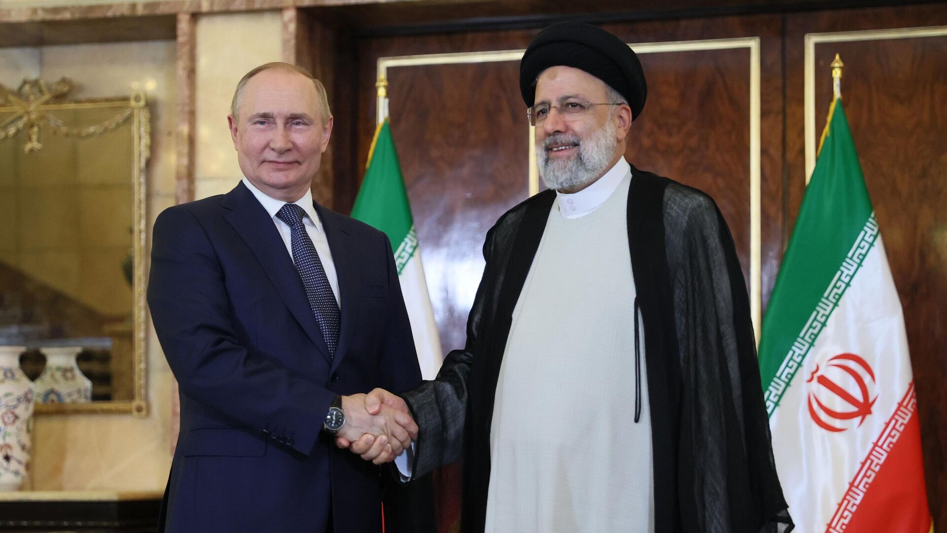 El presidente ruso, Vladímir Putin, en una reunión con el presidente iraní, Ebrahim Raisi El presidente ruso, Vladímir Putin, en una reunión con el presidente iraní, Ebrahim Raisi - Sputnik Mundo, 1920, 16.04.2024