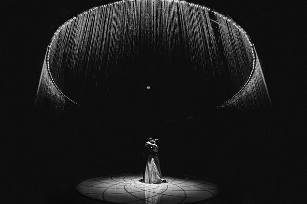 El primer puesto en la categoría Dance Floor (Pista de Baile) fue para Carmelo Ucchino (Italia) con una expresiva foto del primer baile nupcial bajo el agua que cae de un tejado. El primer puesto en la categoría Dance Floor (Pista de Baile) fue para Carmelo Ucchino (Italia) con una expresiva foto del primer baile nupcial bajo el agua que cae de un tejado. - Sputnik Mundo