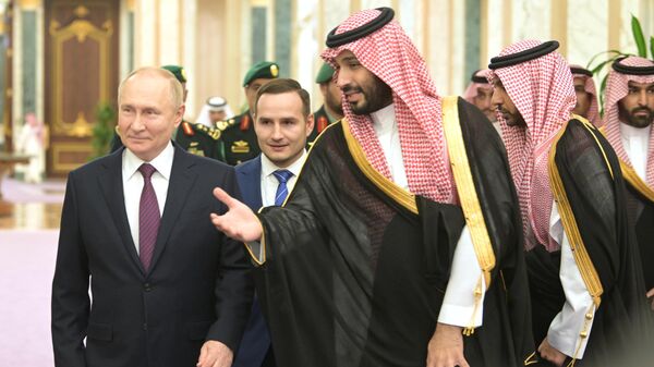 El presidente ruso, Vladímir Putin, y el príncipe heredero saudí, Mohamed bin Salmán Al Saud, se reunieron en Riad  - Sputnik Mundo