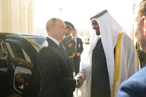 El presidente de Rusia, Vladímir Putin, y el presidente de Emiratos Árabes Unidos, el jeque Mohammed bin Zayed Al Nahyan, en una ceremonia oficial celebrada en el palacio Qasr Al Watan de Abu Dabi. - Sputnik Mundo