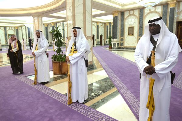 Mientras tanto, los diplomáticos rusos y saudíes ya se preparan para la próxima visita del príncipe saudí a Moscú. En la foto: Guardia de honor durante una reunión entre el presidente ruso Vladimir Putin y el príncipe heredero saudí Mohammed bin Salman Al Saud en Riad. - Sputnik Mundo