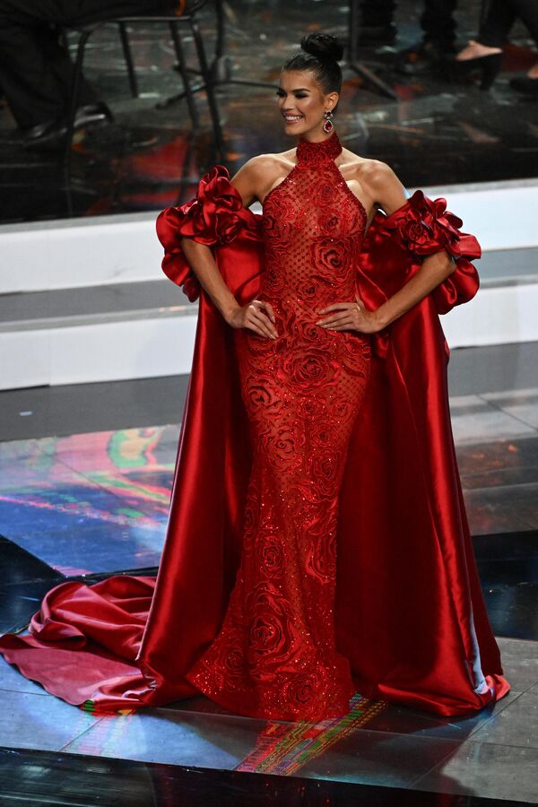 Ileana del Carmen Márquez Pedroza nació el 19 de marzo de 1996 en la ciudad de Valencia. Tiene experiencia en educación infantil y modelaje.En la foto: Ileana Márquez desfila con un vestido de gala durante el concurso de belleza Miss Venezuela. - Sputnik Mundo