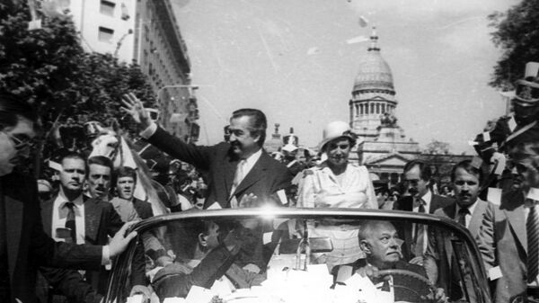 El expresidente Raúl Alfonsín saluda a la gente en Buenos Aires, el 10 de diciembre de 1983 - Sputnik Mundo