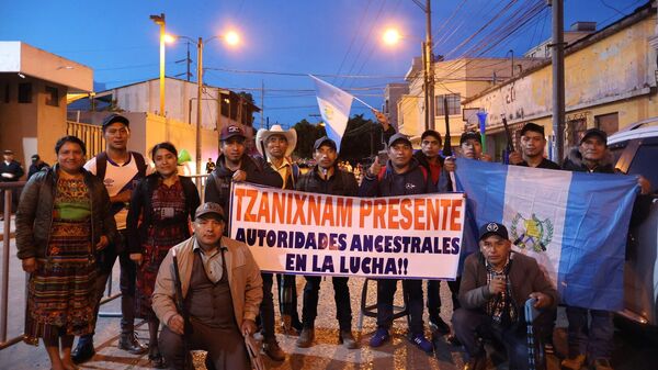 Pueblos indígenas agrupados en torno a las autoridades comunitarias de los 48 Cantones de Totonicapán durante una manifestación frente a las instalaciones del Ministerio Público de Guatemala, en la capital del país - Sputnik Mundo