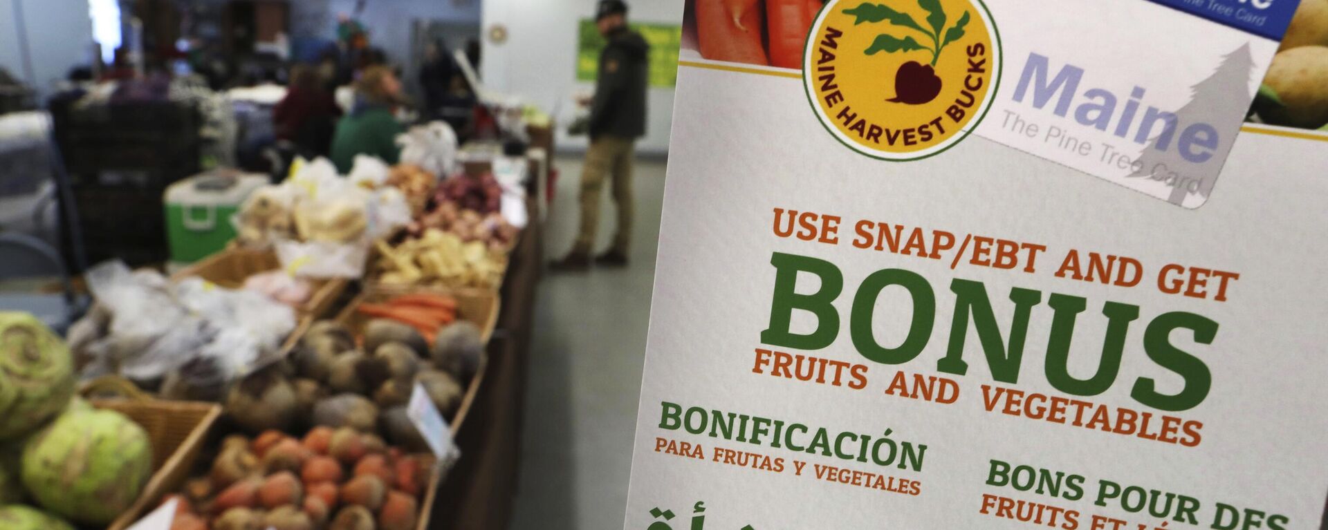 Un cartel que anuncia subsidios para los alimentos el en pueblo de Topsham, EEUU - Sputnik Mundo, 1920, 12.12.2023