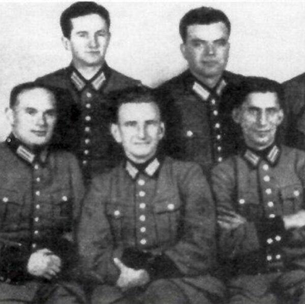 Román Shujévich (segundo abajo), entre los oficiales de la Legión de Nacionalistas Ucranianos al servicio de la Alemania nazi - Sputnik Mundo