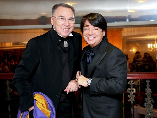 El famoso diseñador de moda ruso Viacheslav Záitsev (izda.) falleció el 30 de abril, a la edad de 86 años, tras una larga enfermedad. Otro famoso modisto ruso, Valentín Yudashkin, sobrevivió solo dos días a su colega mayor. Llevaba mucho tiempo luchando contra el cáncer y falleció el 2 de mayo, a los 60 años.  - Sputnik Mundo