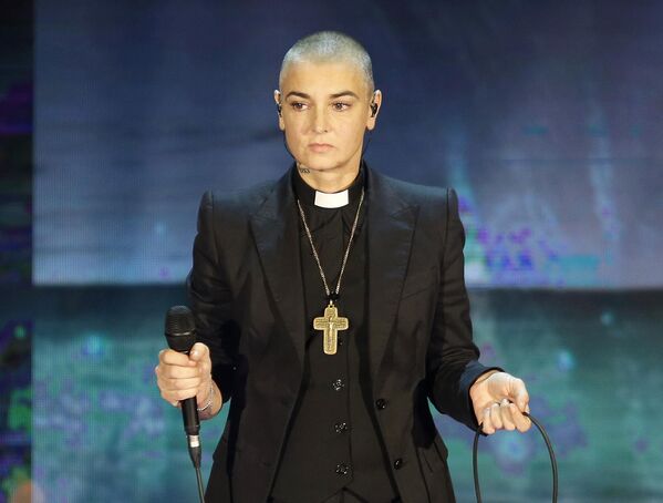 El 26 de julio, a la edad de 56 años, falleció la famosa cantante y compositora irlandesa Sinéad O&#x27;Connor. La causa de la muerte de la artista del éxito Nothing Compares 2 U fue cáncer. Seis meses antes de su muerte, se suicidó su hijo Shane, a los 17 años. - Sputnik Mundo
