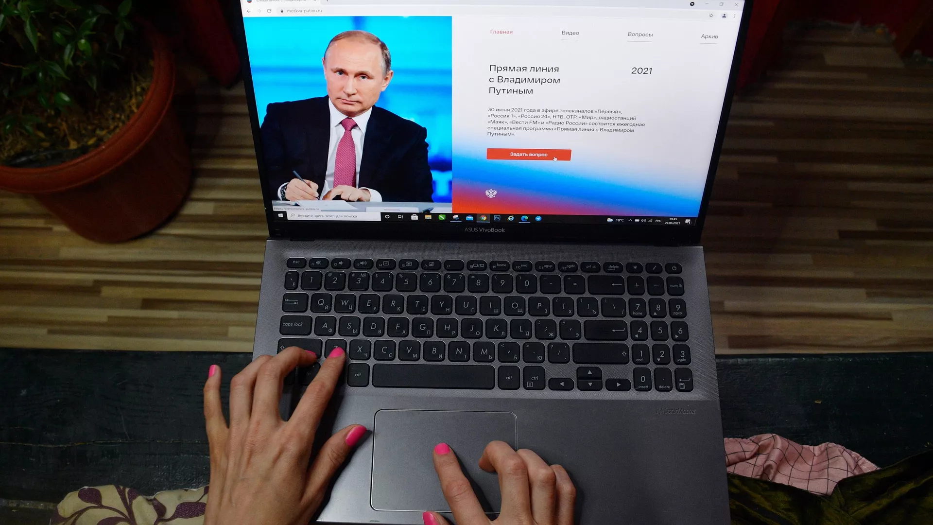 Una mujer ante un laptop preparando una pregunta para la línea directa del presidente de Rusia, Vladímir Putin