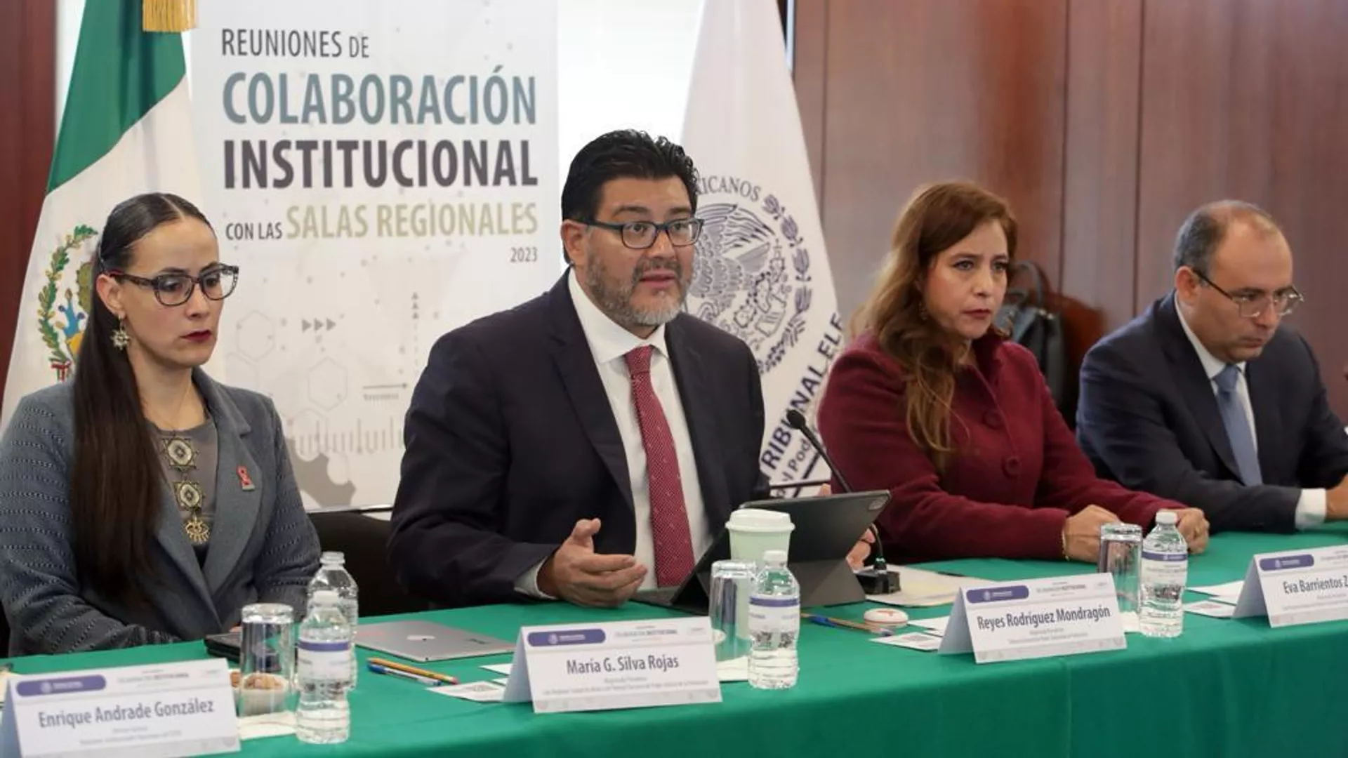 En el centro, el presidente del Tribunal Electoral del Poder Judicial de la Federación de México (TEPJF), Reyes Rodríguez Mondragón