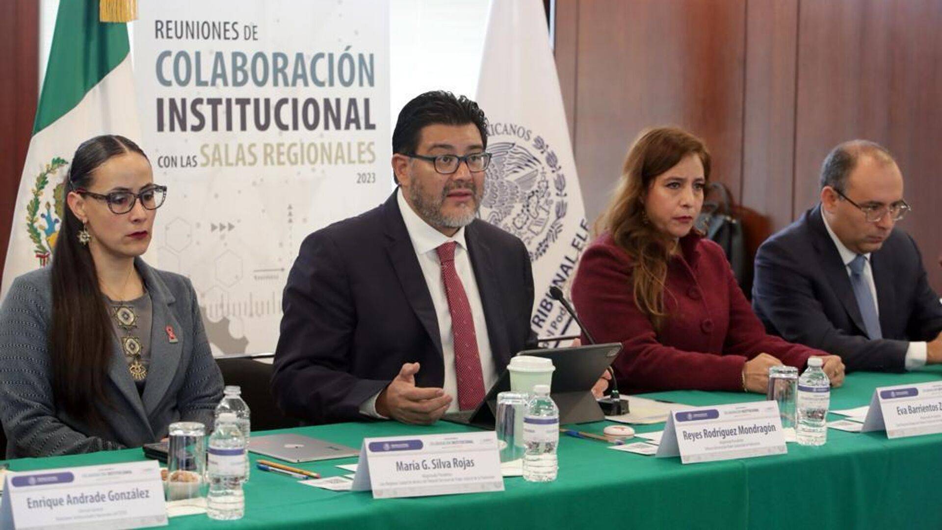 En el centro, el presidente del Tribunal Electoral del Poder Judicial de la Federación de México (TEPJF), Reyes Rodríguez Mondragón - Sputnik Mundo, 1920, 12.12.2023