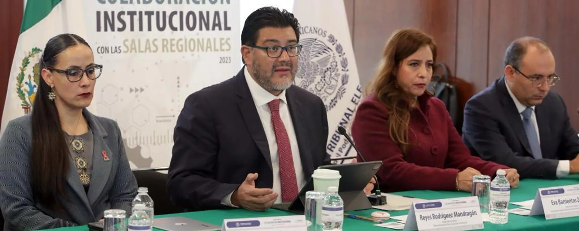 En el centro, el presidente del Tribunal Electoral del Poder Judicial de la Federación de México (TEPJF), Reyes Rodríguez Mondragón - Sputnik Mundo, 1920, 12.12.2023