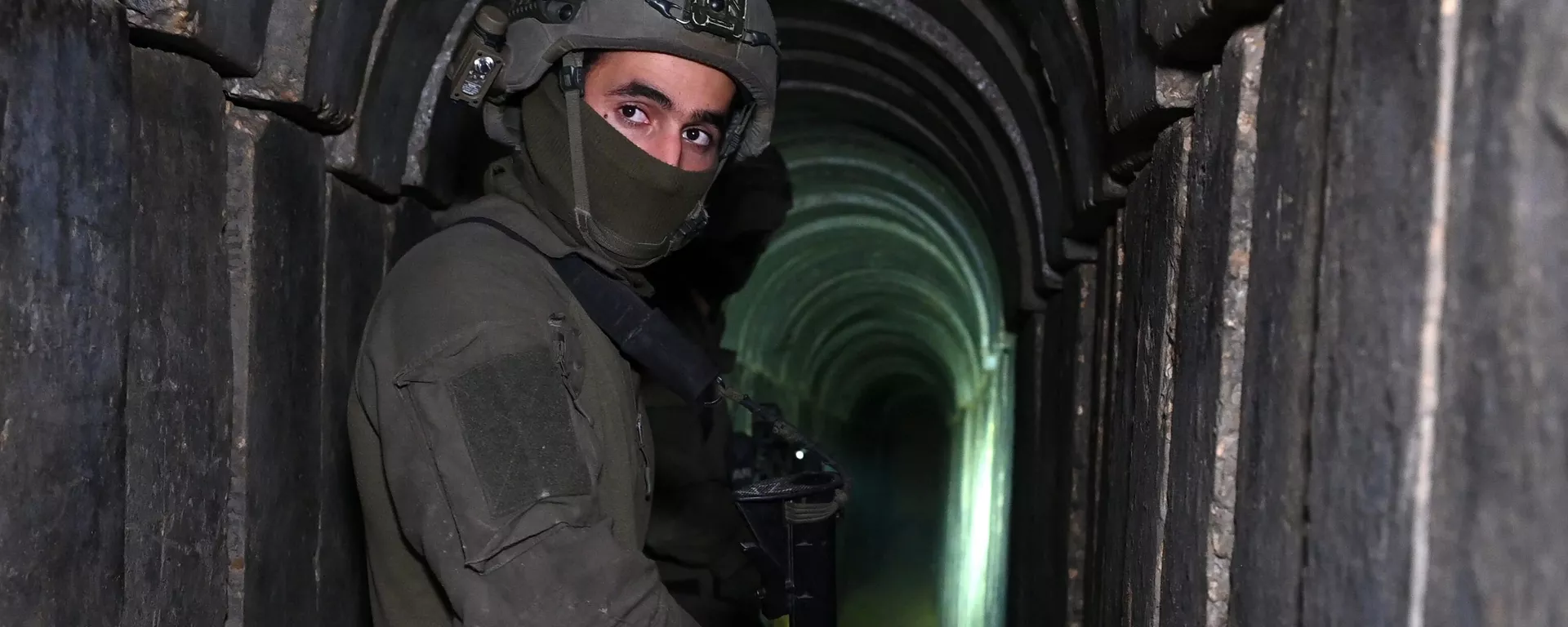 Un soldado israelí se encuentra en un túnel excavado por militantes de Hamás dentro del complejo hospitalario de Al-Shifa en la ciudad de Gaza, el 22 de noviembre de 2023  - Sputnik Mundo, 1920, 13.12.2023