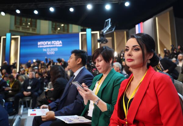 Periodistas esperando al inicio de  la gran rueda de prensa del presidente de Rusia. - Sputnik Mundo