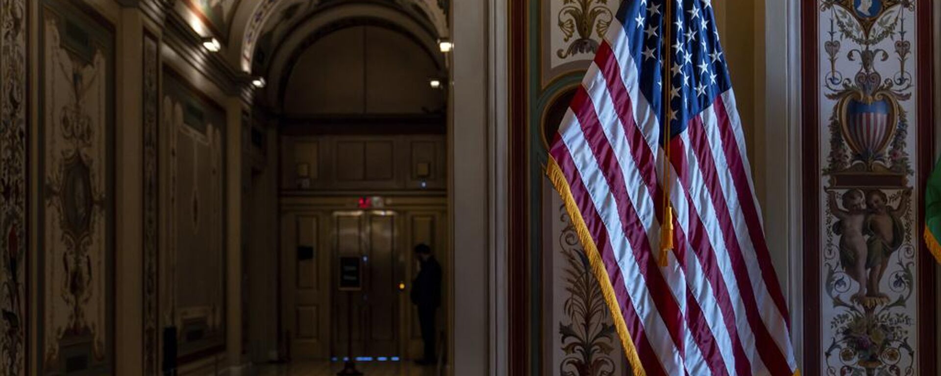 Una bandera de EEUU en el Congreso de EEUU mientras los legisladores se preparan para el receso de vacaciones, el 14 de diciembre de 2023.  - Sputnik Mundo, 1920, 29.02.2024