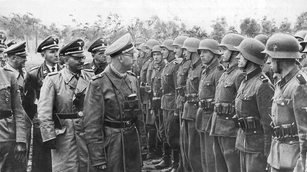 Heinrich Himmler y Otto Waechter, gobernador general del distrito de Galitzia, inspeccionando a soldados de la 14.ª División SS Galizien, 1943 - Sputnik Mundo