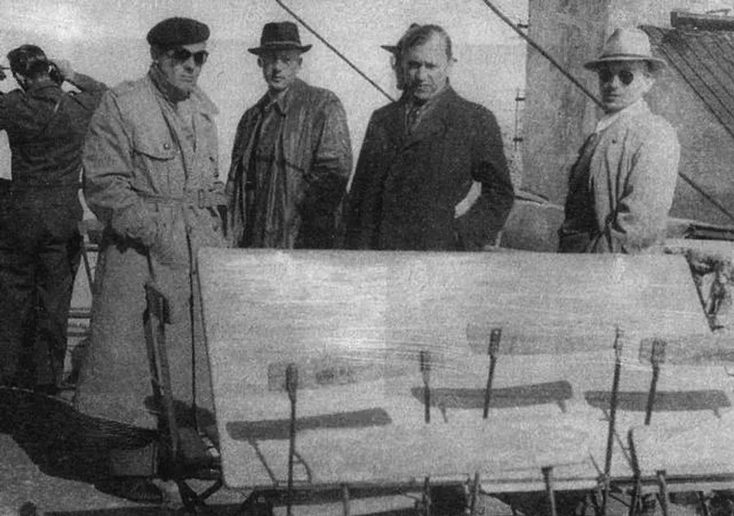 Mikola Lebed (con boina), otrora capitán de la Abwehr y uno de los líderes de la OUN, Iván Hrynokh (centro), sacerdote de la Iglesia greco-católica ucraniana que sirvió en unidades nazis, con cadetes de la escuela de inteligencia británica antes de ser trasladados a la Unión Soviética, el 24 de septiembre de 1951 - Sputnik Mundo