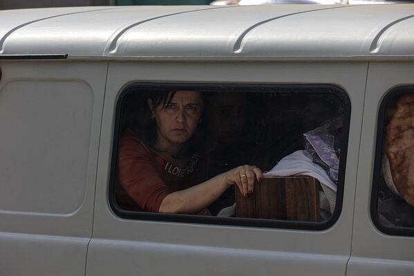 El 28 de septiembre, el líder de Nagorno Karabaj, Samvel Shajramanián, promulgó un decreto sobre el fin de la existencia de su República a partir del 1 de enero de 2024, tras lo cual el territorio en disputa pasaría a formar parte definitivamente de Azerbaiyán. Terminaba así el conflicto entre Bakú y el Estado armenio no reconocido, que duró casi 30 años y cobró miles de vidas humanas.En la foto: refugiados de Nagorno Karabaj en la ciudad de Goris, Armenia. - Sputnik Mundo