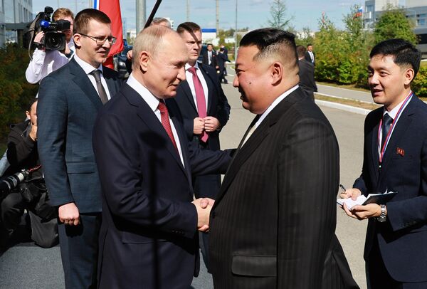 Del 12 al 17 de septiembre, el mandatario de la República Popular Democrática de Corea (RPDC), Kim Jong-un, realizó su primera visita oficial a Rusia después de 2019.En la foto: el presidente ruso, Vladímir Putin, y Kim Jong-un en el cosmódromo Vostochni. - Sputnik Mundo