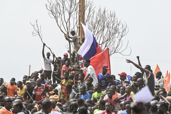 El 26 de julio se dio un golpe militar en Níger. El entonces presidente Mohamed Bazoum fue capturado por un grupo de militares y el nuevo jefe de Estado pasó a ser el jefe de la guardia presidencial, Abdourahamane Tchiani. En el país se cerraron fronteras ey se impuso el toque de queda. Pronto fue interrumpida la exportación de uranio y oro nigerianos a Francia.En la foto: partidarios del nuevo Gobierno con banderas rusas y nigerianas, exigiendo la retirada de los soldados franceses de la base militar de Niamey. - Sputnik Mundo