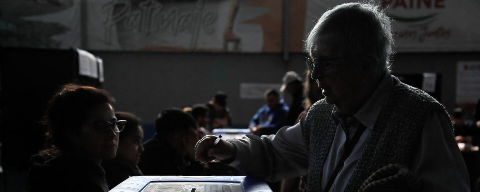 Una mujer durante su participación en el segundo plebiscito constituyente de Chile, en que se impuso el rechazo - Sputnik Mundo, 1920, 19.12.2023