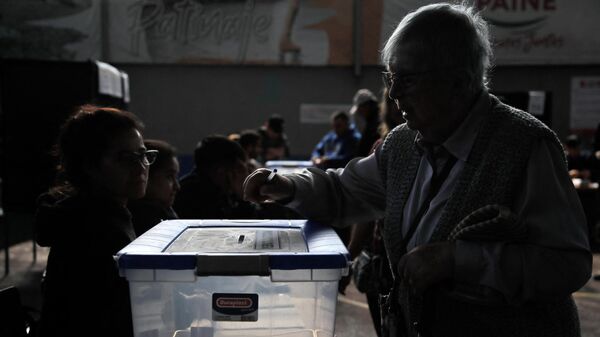 Una mujer durante su participación en el segundo plebiscito constituyente de Chile, en que se impuso el rechazo - Sputnik Mundo