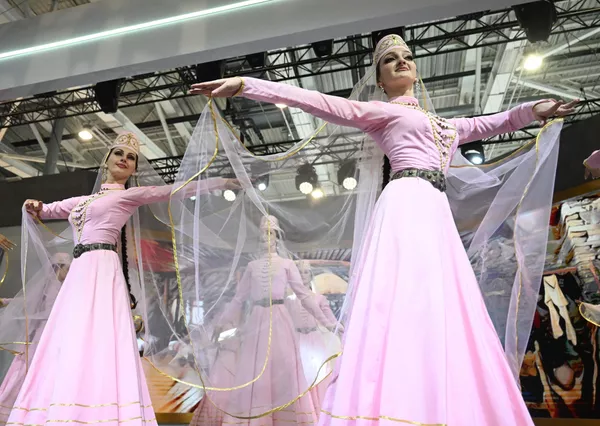 Mujeres bailando en trajes tradicionales de boda de la región rusa de Osetia.  - Sputnik Mundo