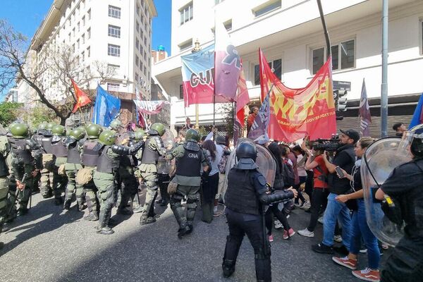 Fuerzas federales cerraron el paso de los manifestantes, a instancias del Protocolo de Orden Público - Sputnik Mundo