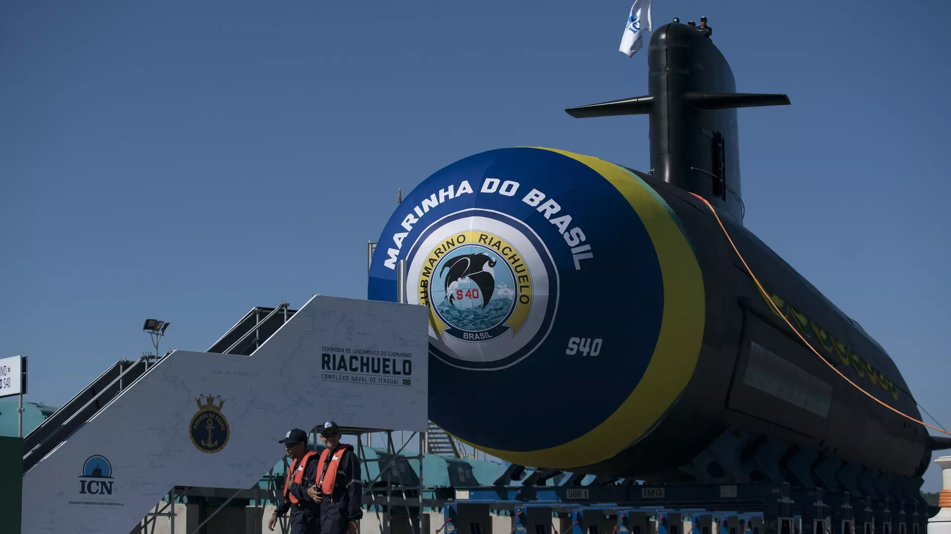 Trabajadores caminan junto al submarino brasileño Riachuelo Trabajadores caminan junto al submarino brasileño Riachuelo - Sputnik Mundo, 1920, 21.12.2023