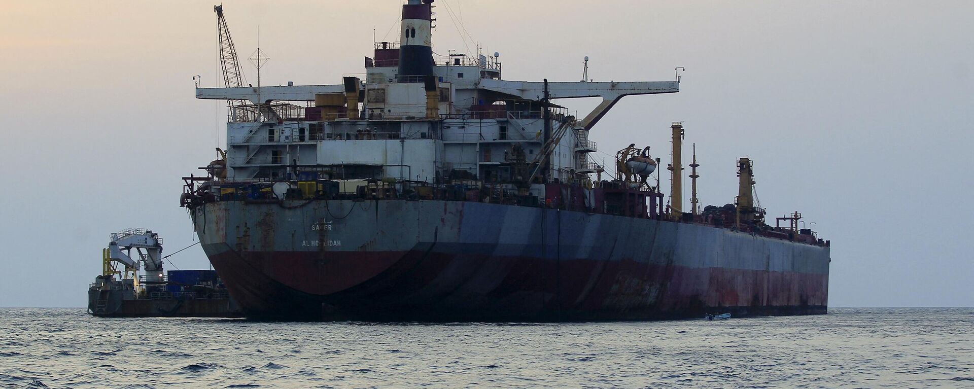 El 15 de julio de 2023, el petrolero FSO Safer, de bandera yemení, anclado en el mar Rojo frente a la costa de la provincia occidental de Hodeida - Sputnik Mundo, 1920, 21.12.2023