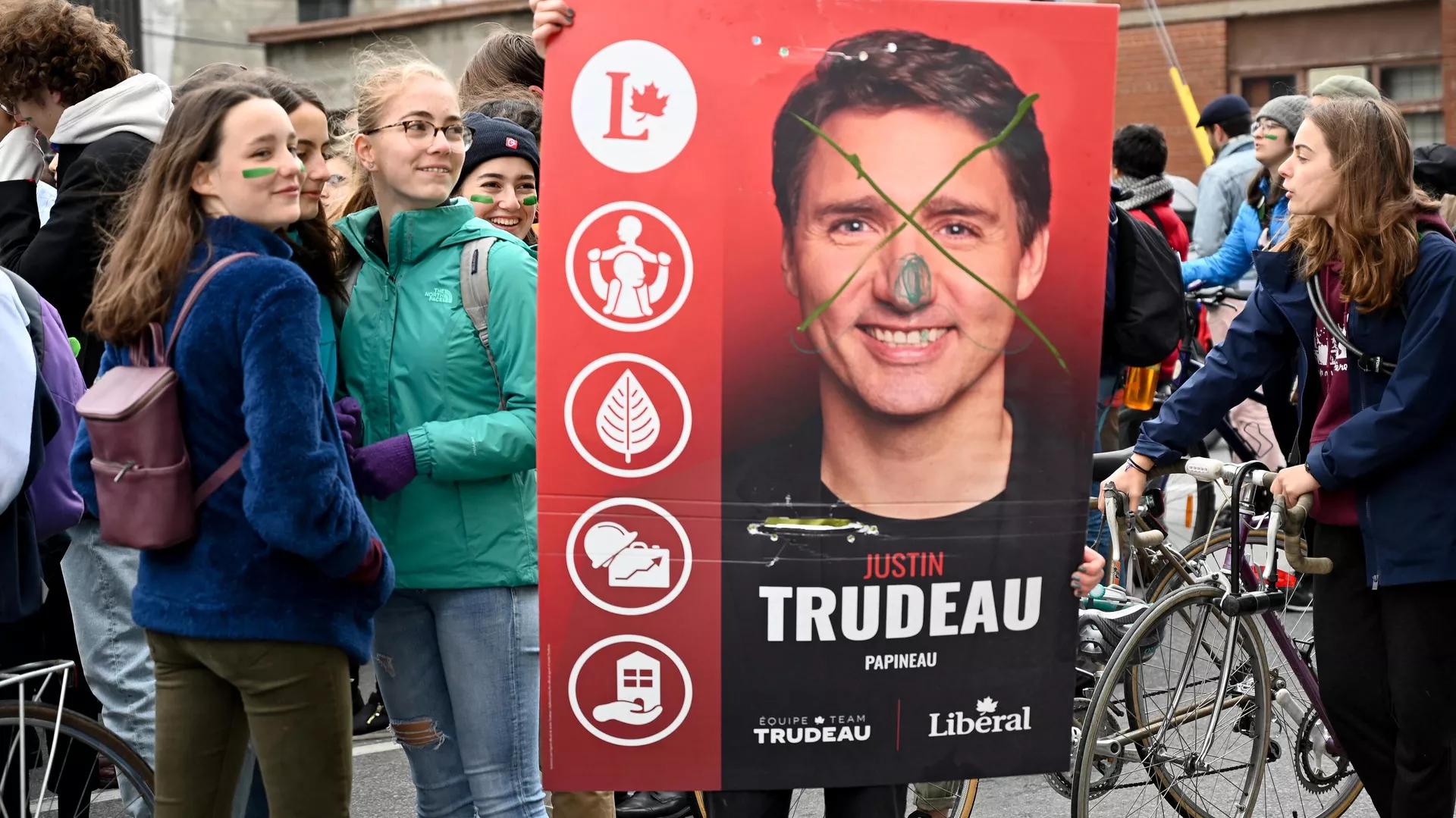 Manifestantes ambientalistas en una protesta contra el primer ministro canadiense Justin Trudeau en la ciudad de Montreal. 
