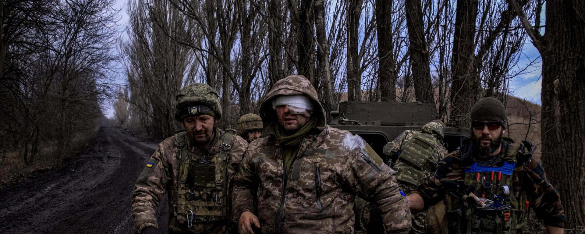 Médicos de combate ucranianos evacuan a un militar ucraniano herido de la línea del frente cerca de Artiómovsk (Bajmut) Médicos de combate ucranianos evacuan a un militar ucraniano herido de la línea del frente cerca de Artiómovsk (Bajmut) - Sputnik Mundo, 1920, 16.02.2024