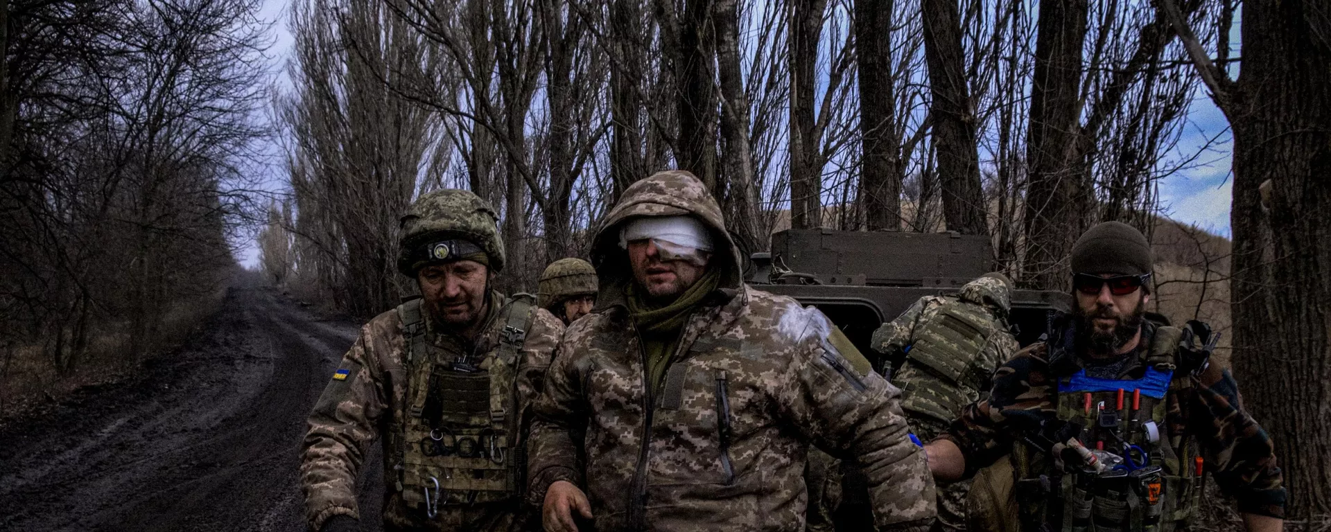 Médicos de combate ucranianos evacuan a un militar ucraniano herido de la línea del frente cerca de Artiómovsk (Bajmut) - Sputnik Mundo, 1920, 16.02.2024