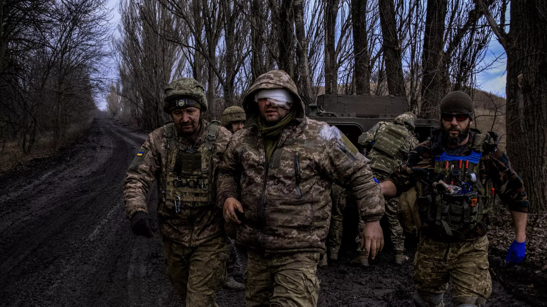Médicos de combate ucranianos evacuan a un militar ucraniano herido de la línea del frente cerca de Artiómovsk (Bajmut)