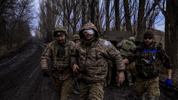 Médicos de combate ucranianos evacuan a un militar ucraniano herido de la línea del frente cerca de Artiómovsk (Bajmut)  - Sputnik Mundo